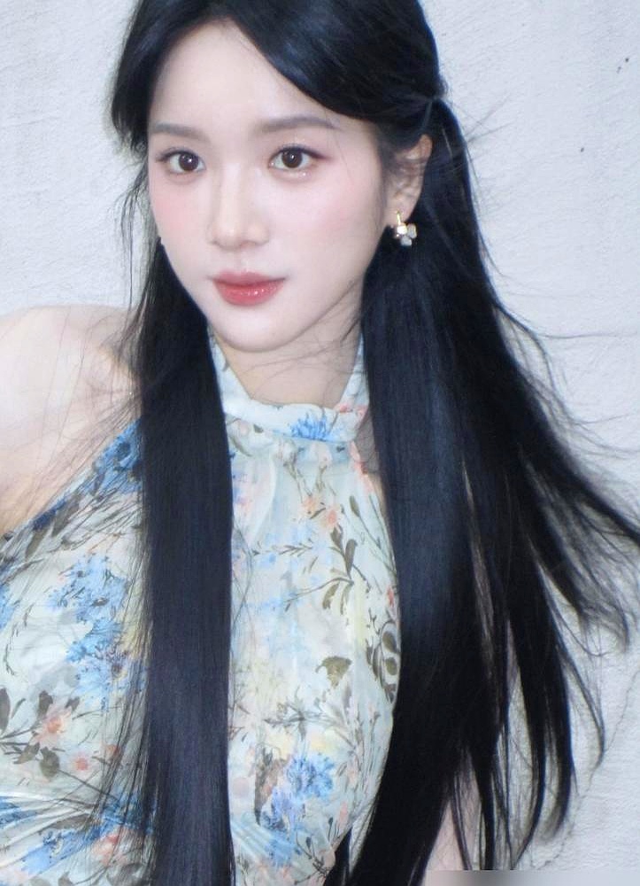 李思潼击败宋佳倪妮拿下金鹿奖影后，风光无限，谁能想到，这泼天的富贵原本是属于王晓慧的
 

当初电影《给阿嬷的情书》选角，机会端端正正摆在面前。王晓慧犯了容貌焦虑，总觉得自己非科班、没做好准备，怕演砸了对不起大家，临开机还在打退堂鼓。李思潼硬着头皮顶上去，片子直接大爆，顺手把首位00后非科班影后收入