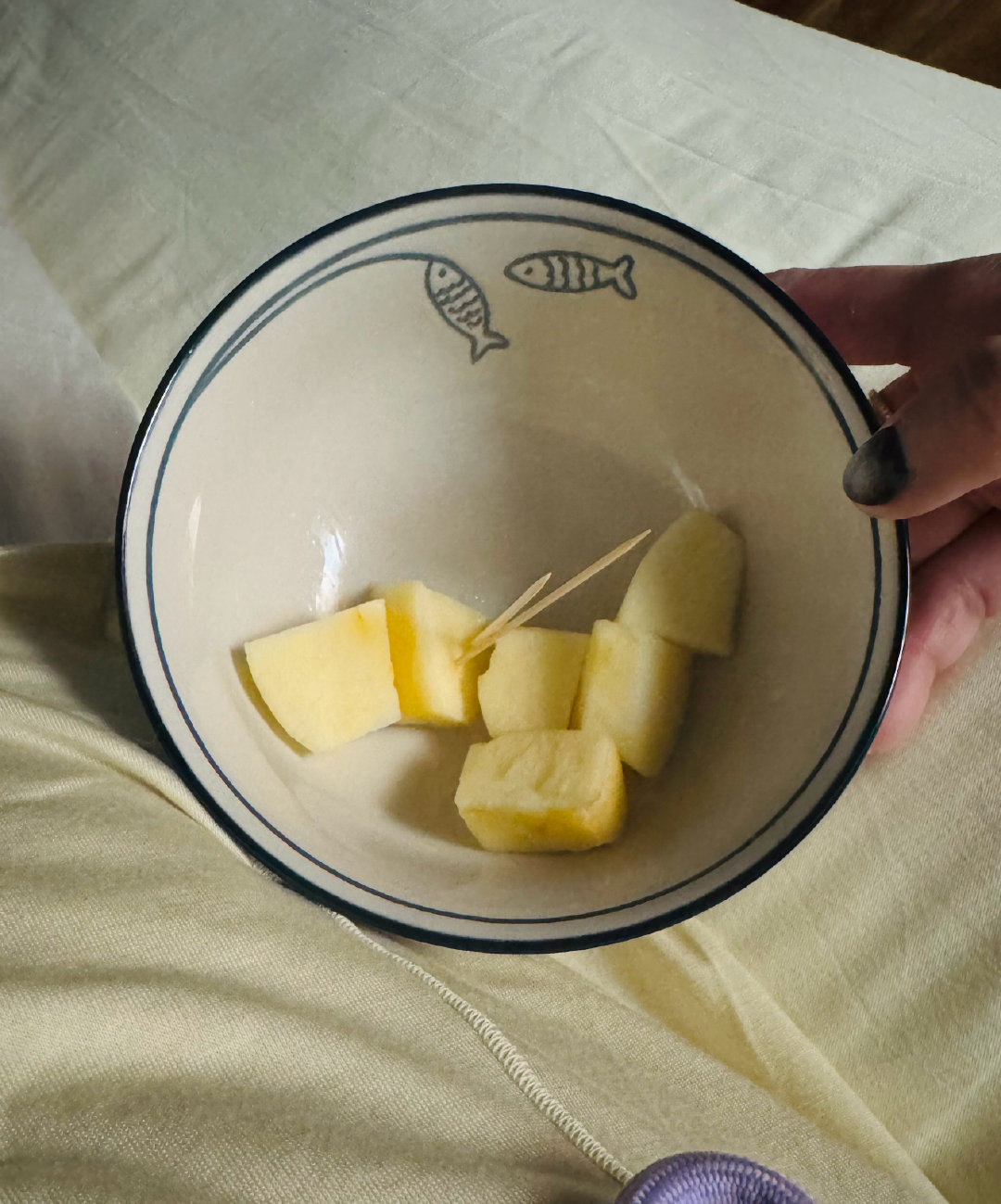 在吃毛豆晚上给我切的苹果，那会儿没吃完。我说要吃苹果让她削皮给我就行，结果她去了半天端的这种来了，说这样不用张大嘴，嘴不累[笑cry] ​