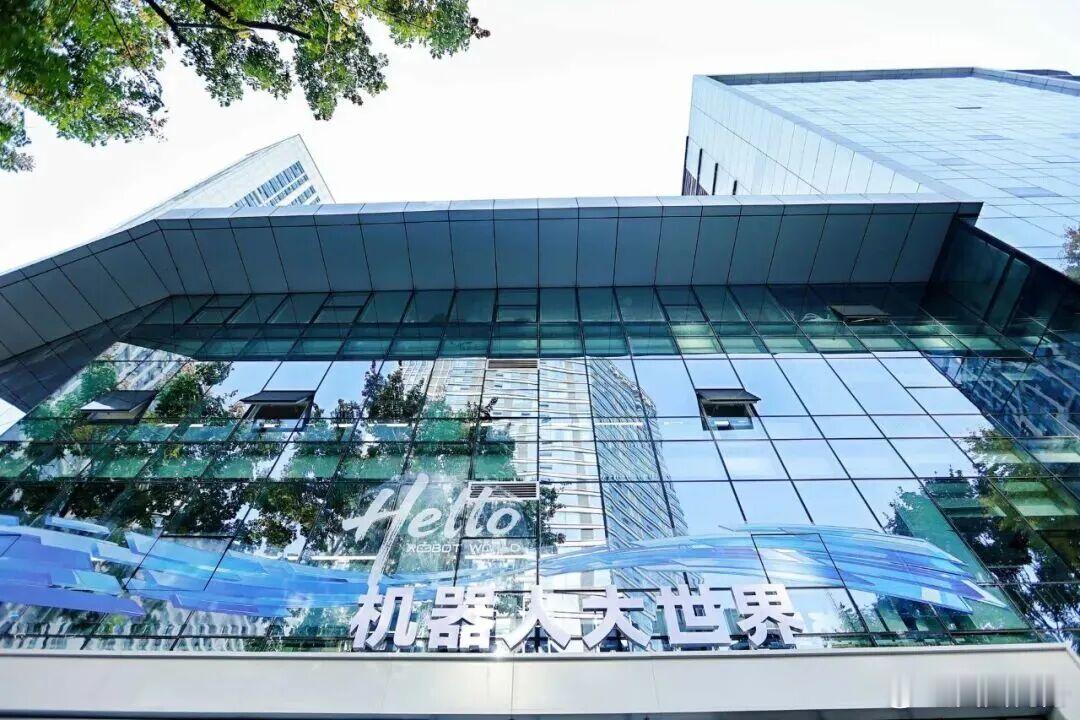 #商务聚焦#【全国首个具身智能机器人大卖场】全国消费新业态新模式新场景（以下简称“三新”）试点启动以来，四川省商务厅积极指导成都、绵阳、南充3个试点城市，纵深推进消费“三新”试点建设，提升服务消费活力，不断满足群众多样化差异化消费需求，发挥试点城市示范引领作用，加快建设国际消费目的 ​