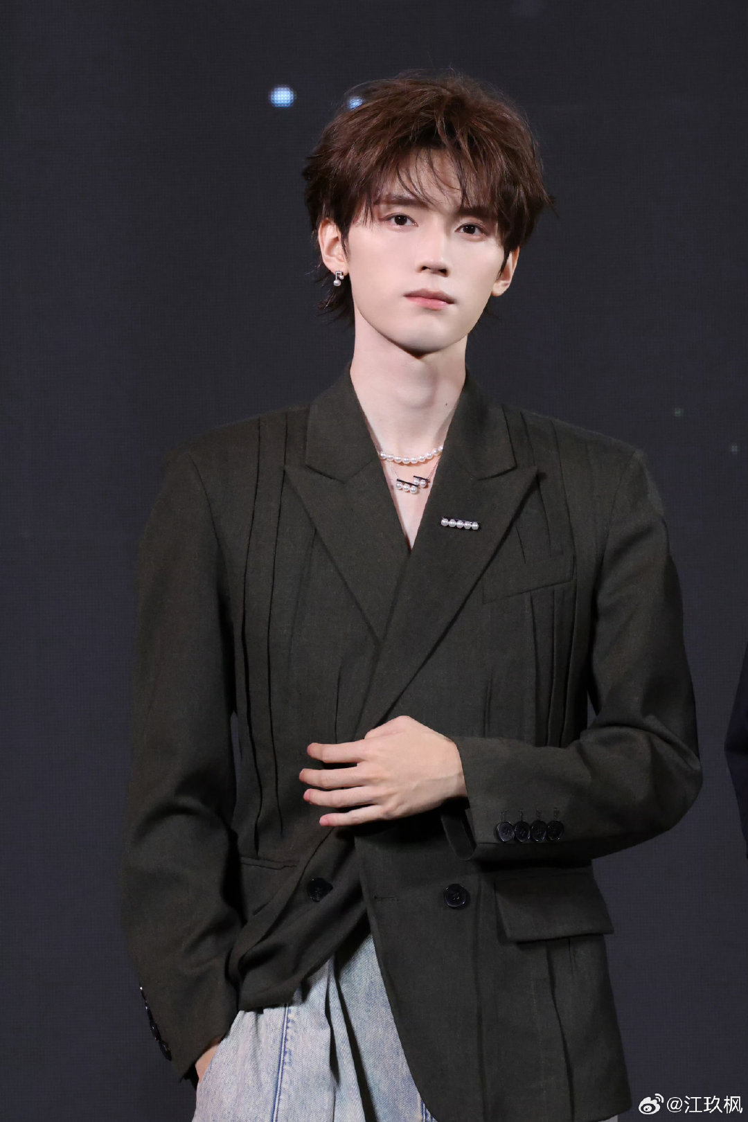 #周翊然[超话]##周翊然[超话]##周翊然明盛# [相爱]#周翊然发博为谷爱凌加油# [手指比心]#周翊然 廿叁笃行步迈云程# 

自带清爽的少年氛围感，待人谦和有礼，私下安静内敛，面对镜头和表演又格外专注耀眼。希望你岁岁平安喜乐，自在随心，解锁更多精彩作品，一直闪闪发光。

​