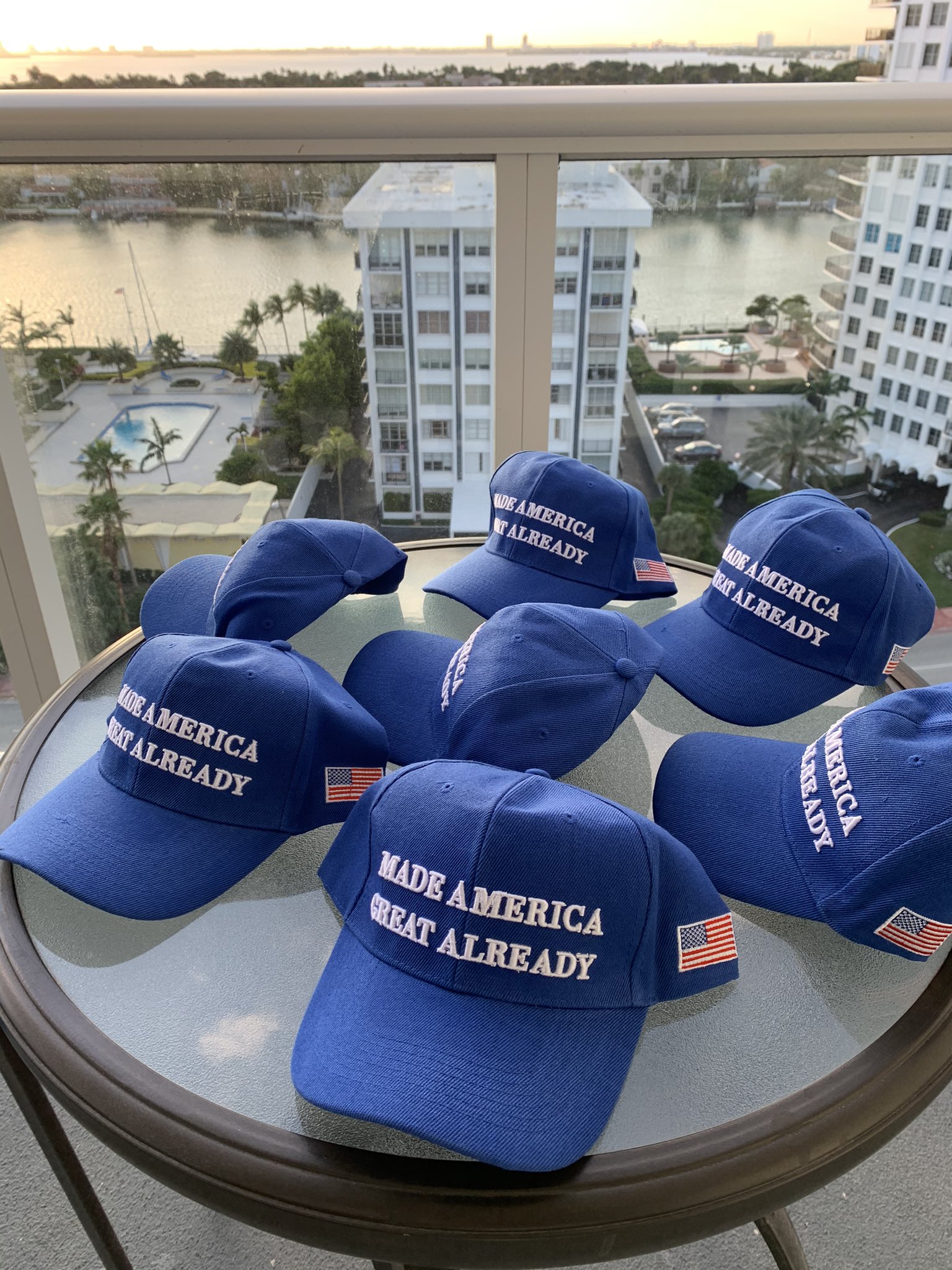 拜登支持者推出MAGA小藍帽, 稱“美國已經偉大”-圖2