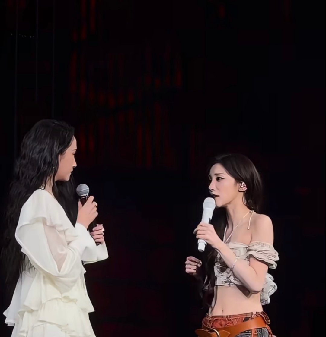 关晓彤现身宋雨琦同框演唱会，舞台互动超有爱！这神仙友谊太甜啦，谁懂啊？ ​