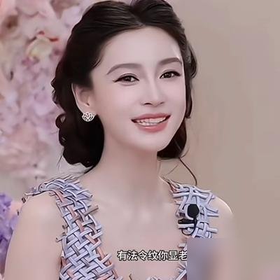 37岁被镜头怼着脸拍，Angelababy直接说想哭。没有公关稿，没有滤镜声明，就是直播中途停下来，说“你们要求真的好高”。
眼纹、法令纹、显老，三个词全念出来了。她说现在镜头高清到毛孔都藏不住，自己觉得好难。旁边人还没接话，她自己补一句：但是没有关系。
前一天还在录跑男，高马尾元气造型路透刷屏