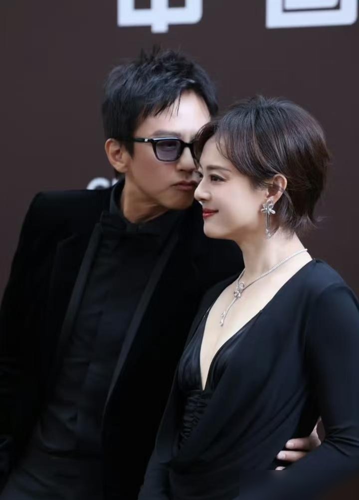 邓超被问“不怕万一，只怕什么”，他脱口而出仨字：怕老婆。热搜爆了。
但这事得往回倒。当年《中国乒乓》扑街，票房惨到没法看。孙俪零片酬出演，还拿自己的钱往里填。那时候邓超整个人是绷着的，路演时眼眶都是红的。
孙俪没说过一句重话。就一句“家里有我呢”，把事儿兜住了。
所以你看他现在嬉皮笑脸说“怕老