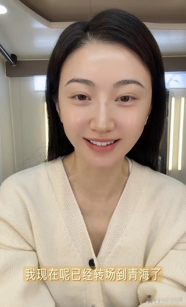 景甜跑到青海拍戏的素颜视频一出来，网友全炸了，全程纯素颜，没有美颜滤镜加持，皮肤干净通透，整个人的状态好到惊人。 ​