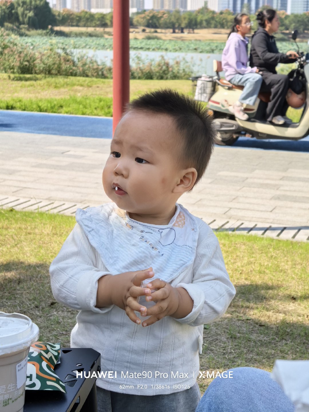 秋日里的萌娃聚会
手忙脚乱的爸爸妈妈
#生活的模样##华为mate90首发模块相机# ​