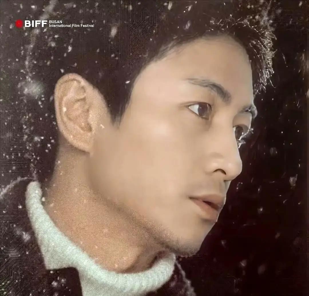 9月1号那天陈晓悄无声息扔出个重磅消息，他主演的新片《有一场雪》直接杀进了第31届釜山国际电影节主竞赛单元，既没买热搜也没请半个圈子的人刷屏助阵

这几年多少同期的男演员还在古偶剧里顶着十级磨皮演深情，捞快钱捞得不亦乐乎。陈晓倒好，放着大把容易圈钱的流水线戏不接，一头扎进东北小县城把自己折腾成了糙汉