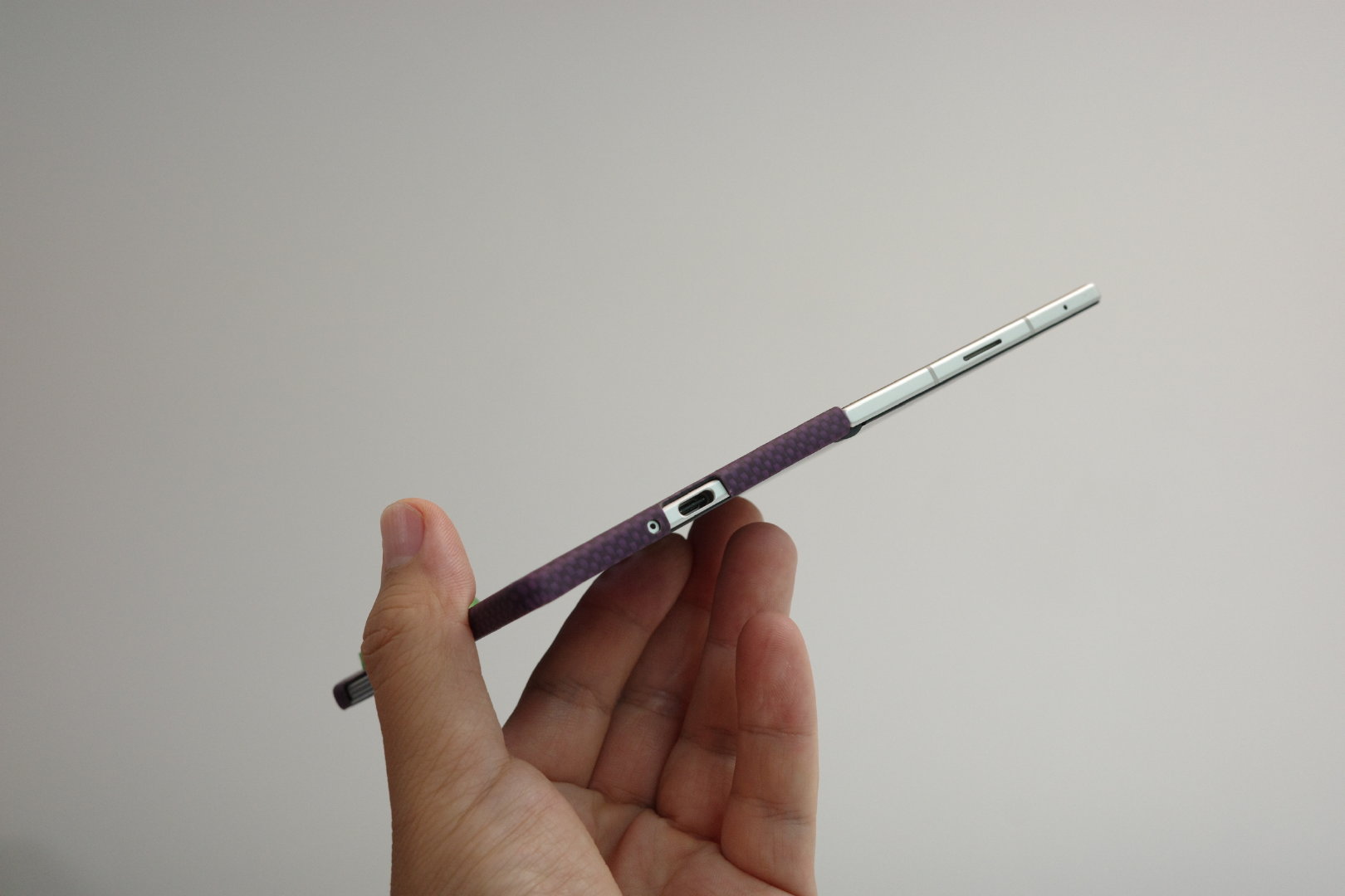 这个厚度三星来个阔直板就太性感了～

生态比鸿蒙丰富，可玩性更高。 ​