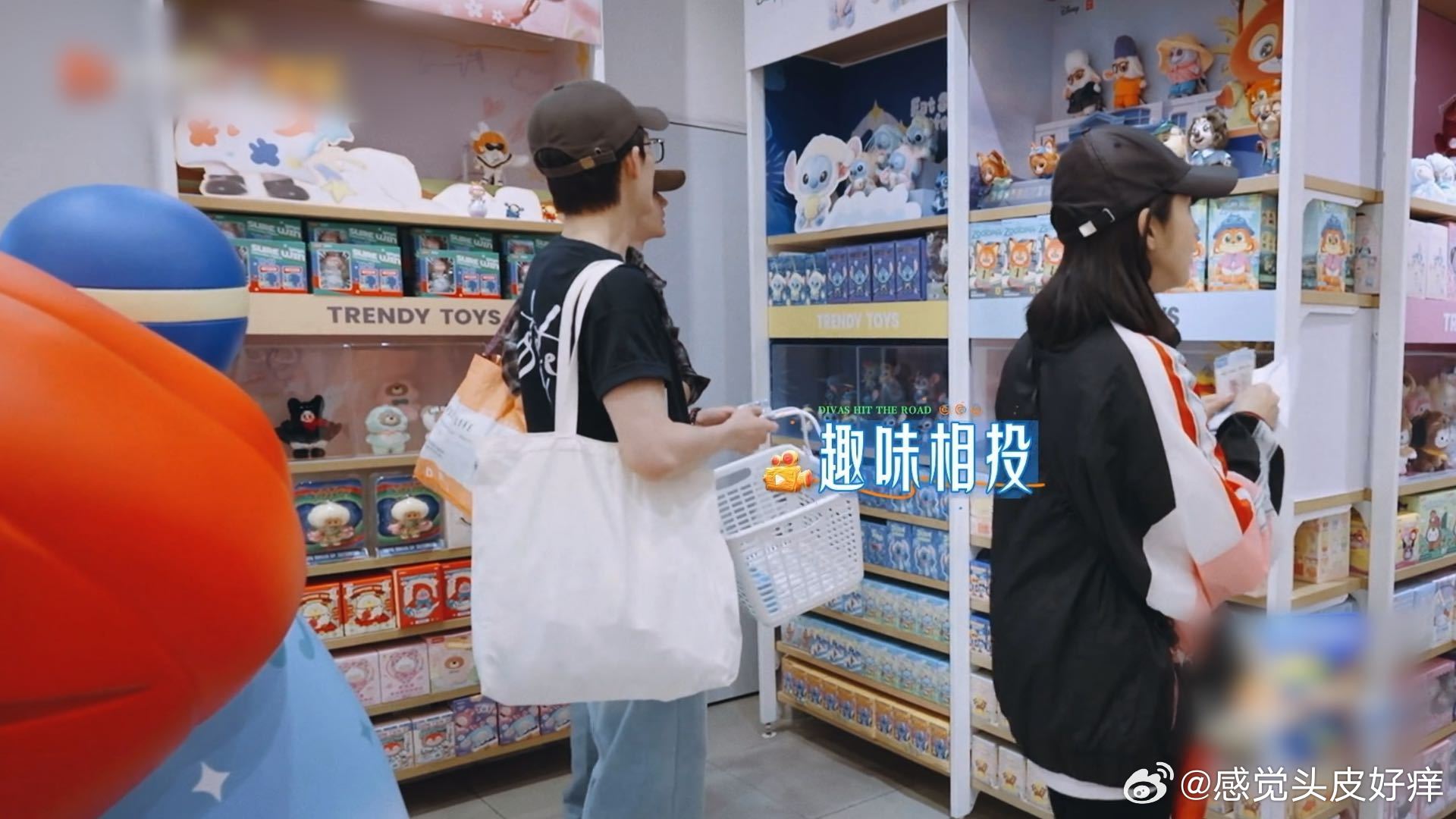 #邓为王星越演我和闺蜜出门逛街# 两个人逛店选礼互相商量，没有自顾自做决定，这种相处模式，看着就觉得十分舒服。 ​