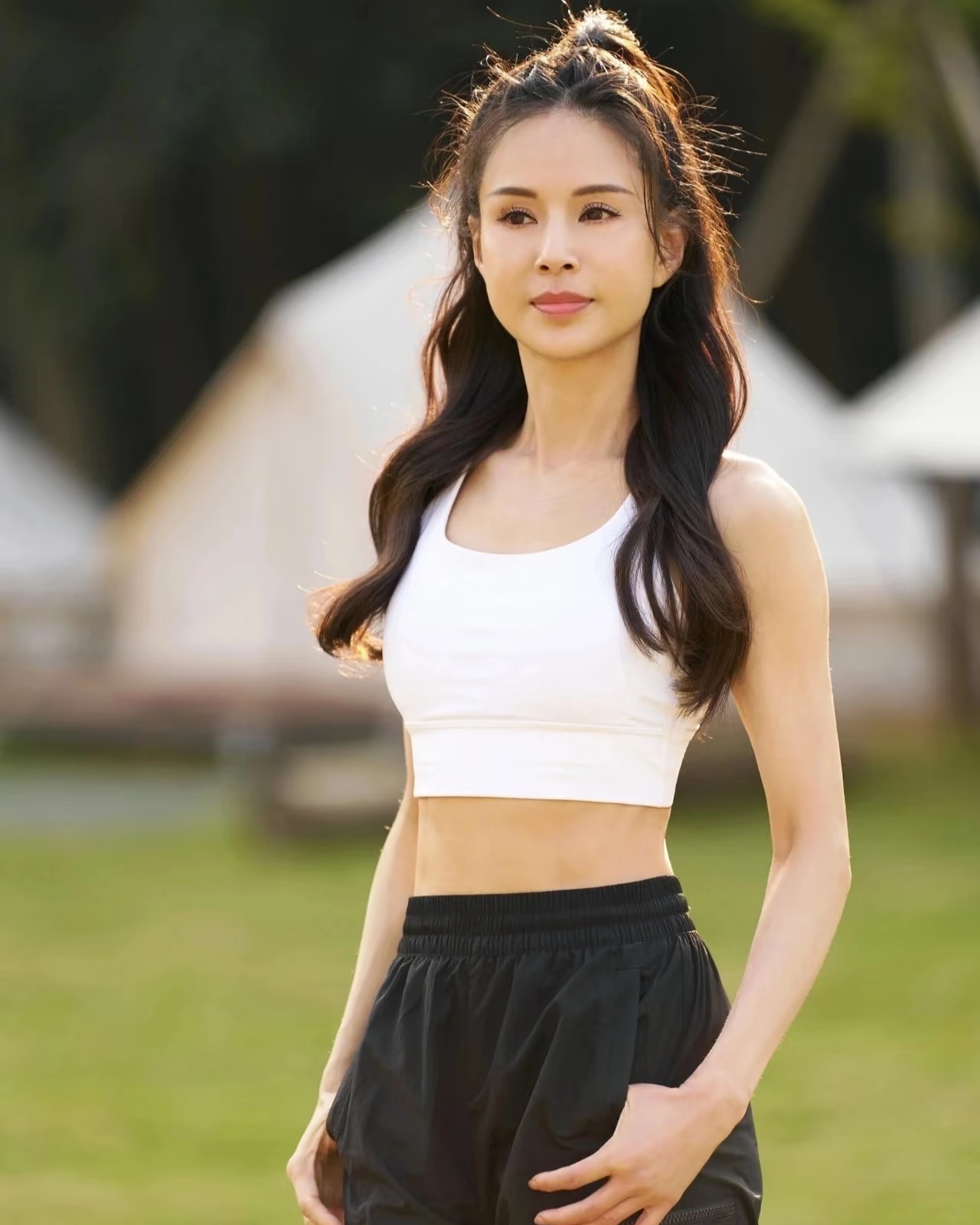 终于明白了！ 为什么59岁的李若彤还不结婚，不是没有人追她，也不是她沉...