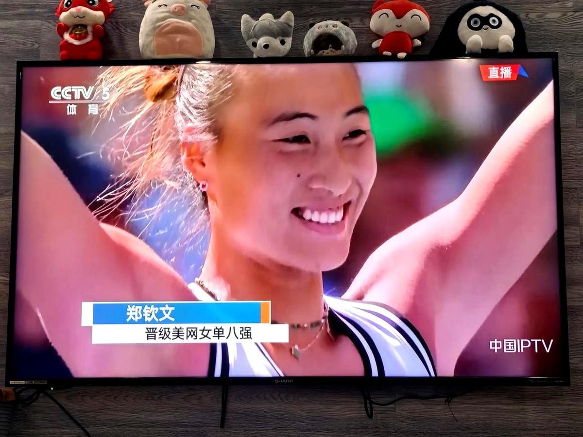 48小时，两次0比5，两次翻盘。这概率1678万分之一。
郑钦文在美网展现了惊人的意志。面对凯斯和斯瓦泰克，两位大满贯冠军，她开局全是0比5落后。换别人早放弃了，她连下7局，两个7比5，硬是把死局打活。
大满贯149年，单盘0比5逆转总共才15次。她48小时里完成了两次。
别忘了，她因右肘手术