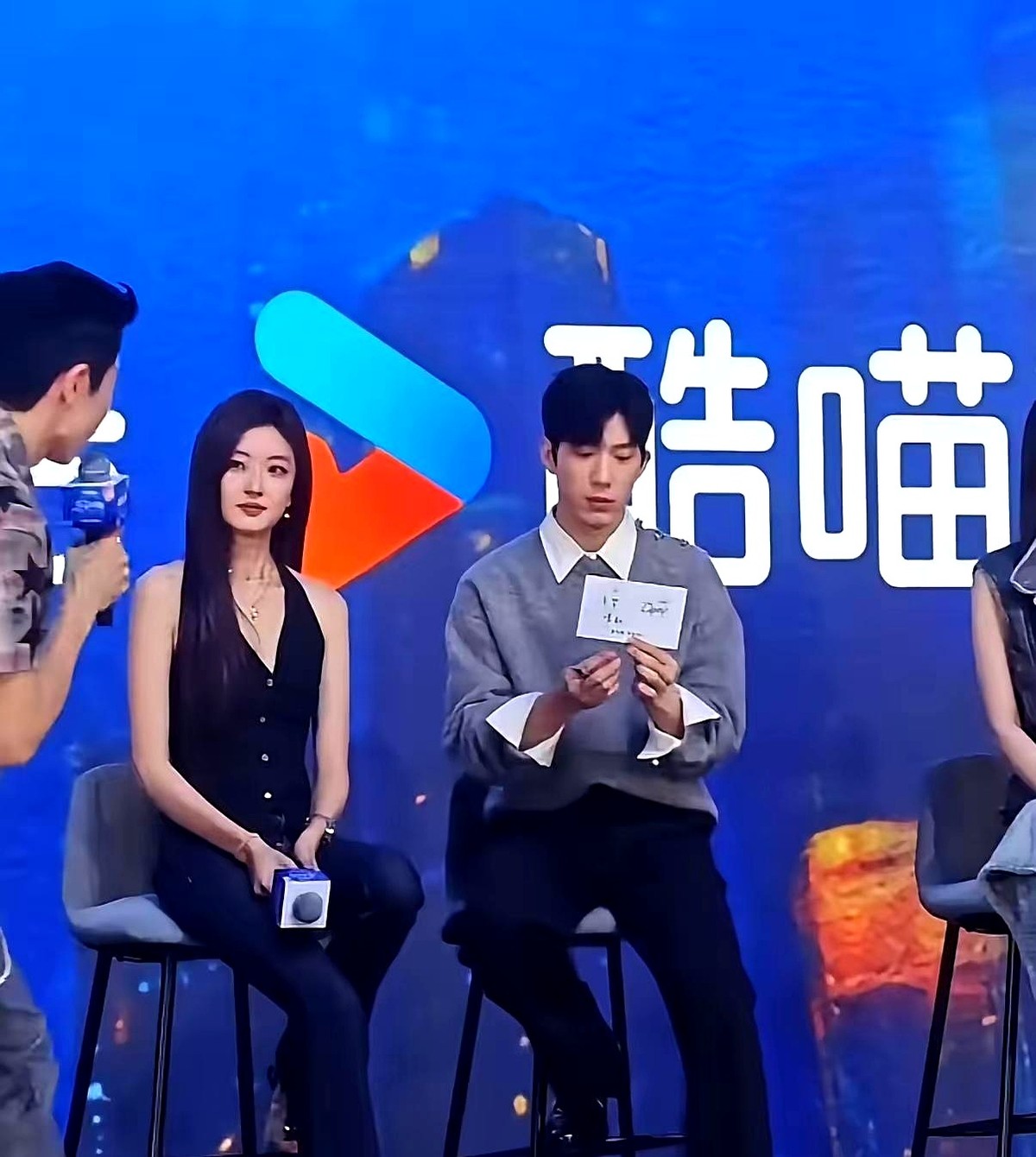 见面会刚结束，孙千直接冲过去紧紧抱住张晔子，一口亲了上去。

两人眼眶通红，死死盯着对方，谁也没说话。就在几分钟前，早春晴朗刚宣布收官，大家马上得各奔东西赶下一个通告。

戏里张晔子演的卢米是带着孙千往前冲的职场师傅。戏拍完了，这股劲儿直接带到了现实里。

在这个逢场作戏的圈子，杀青通常意味着江湖不