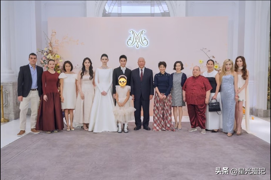赌王最小的女儿何超欣分享哥哥何猷君、嫂子奚梦瑶的婚礼答谢宴照片。
何超欣是何猷君最疼爱的小妹，两兄妹从小到大感情极好。何超欣祝福哥哥嫂嫂过去未来的每一天都永远相爱、顺遂美满。
图一是何家大合照，从大房一直到四房，都有代表参加。