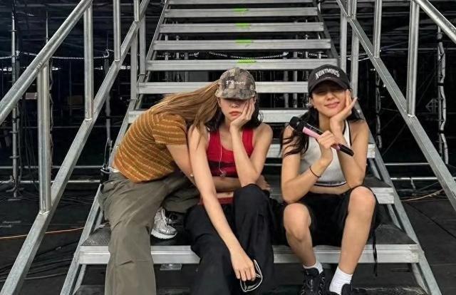 孙俪邓超带儿女飞韩国看Blackpink，小花第一排站起来拍照，等等陪妹妹追星，网友：这爸妈一碗水端得真平 ​