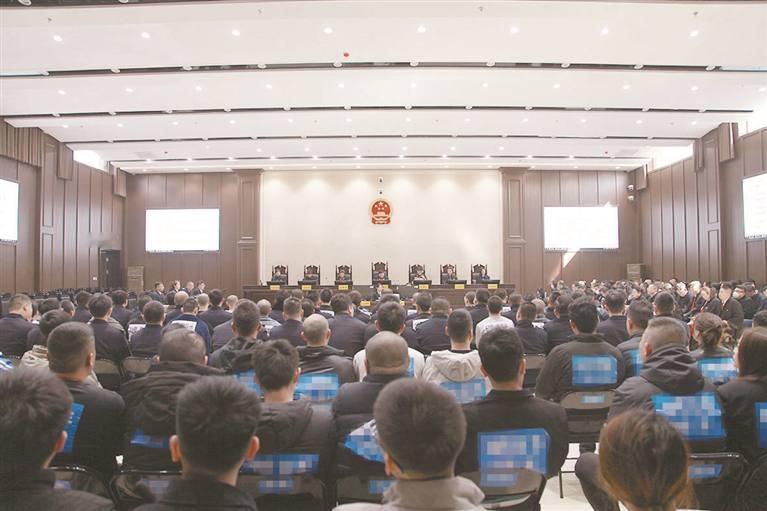 🇦🇪 迪拜百人电诈团伙覆灭，85人全部获刑，主犯最高判7年6个月！

9月15日，辽宁检察机关对外披露一宗涉及85人的迪拜跨境电诈大案，涉案人员分两批受审，全部获刑，判决已生效。

2020年10月至2022年6月，张某、颜某等人在阿联酋迪拜组建百余人电诈团伙，内部设人事、业务、财务、行政等部门，分
