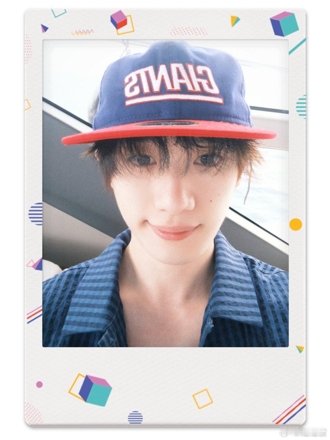 #丁程鑫[超话]##带着边框一起拍#就这样萌萌的看着自己的老婆  你知不知道自己很可爱啊 ​