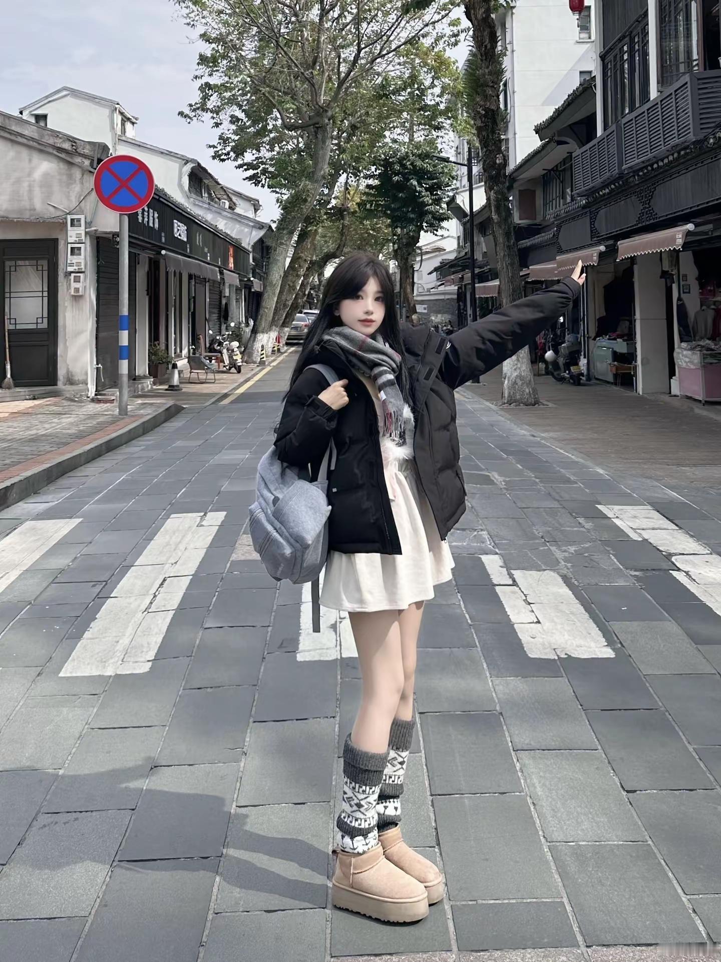 小巷逛逛。今天这一身搭配尊的好元气青春