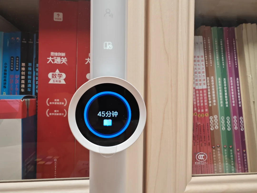 美的大路灯AI天瀑光，眼镜不再疲劳