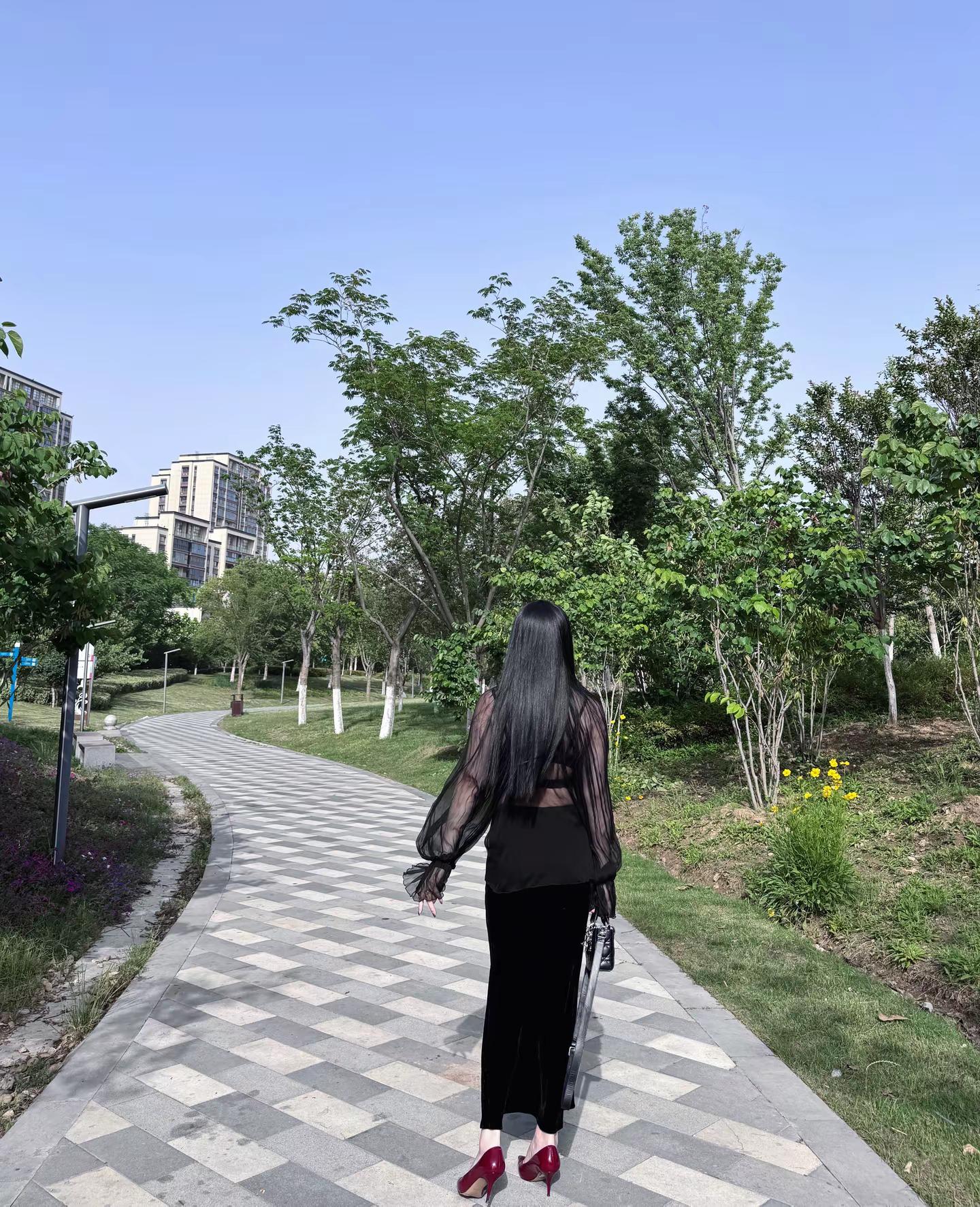 小皮裙大波浪。