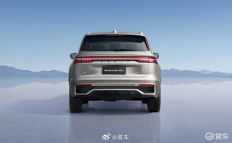 #新车速递#【吉利首款D-SUV全球车Geely Monjaro EM-i外观与内饰官图】日前，吉利汽车官方发布了，吉利首款D-SUV全球车Geely Monjaro EM-i的外观与内饰设计。新车定位“全球混动D-SUV高品质驾乘标杆”。
内饰与空间方面，座舱以“对称御境”构建豪华秩序，车内配备智慧交互大屏、座椅采用大面积软质包覆 ​