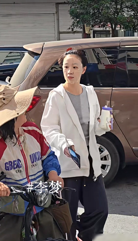 李梦素颜直播，聊新戏只丢一句角色跟以前完全不同，再问就闭嘴。
就这，弹幕还刷她穿得土。
于正之前隔空骂她：荧光绿配堆堆裤，丑得穿不完，求你买点好衣服。她回：不丑，只是小众。转头跨年夜，真把一柜子丑衣服断舍离了。
现在《兰香如故》在播，她照样素着脸晃荡，该咋穿咋穿。
演员私底下到底该不该随性？