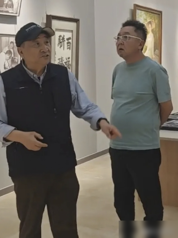 于谦后台喊姜昆师哥，一堆人立马炸了，说他倒向主流，跟郭德纲掰了。
这事得看相声界的谱。姜昆是马季徒弟，于谦是石富宽徒弟。马季石富宽同辈，都是文字辈。按门规，于谦喊姜昆一声师哥，天经地义。
不喊，才是坏了规矩。
后台打个招呼，递根烟，叫声师哥，愣被解读成站队。
说相声的讲究台上无大小，台下立规