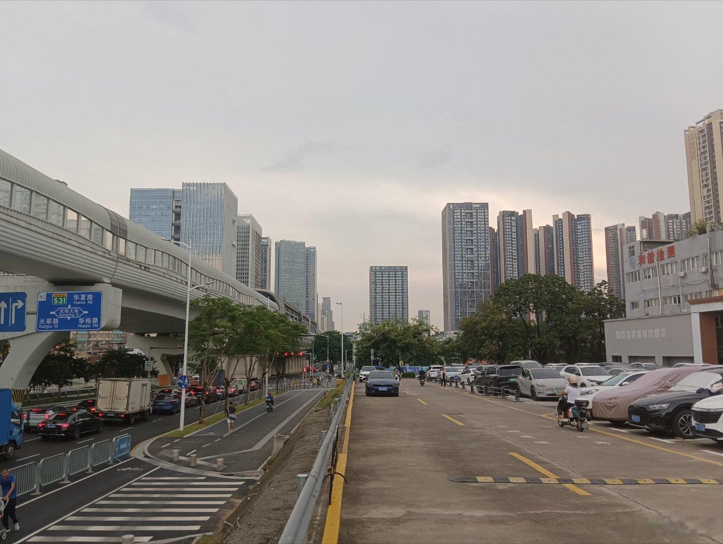 2021年，吉林姑娘以165万购入房产，如今市场价值仅剩50万，账面亏损高达115万。

房价持续下行，叠加收入不稳定，月供压力日益沉重，最终选择断供。

更令人唏嘘的是，男友在困境中提出分手，让她陷入情感与经济的双重打击。

断供虽能暂时缓解压力，但将面临征信受损、房产被法拍等后果，且法拍价格通 ​