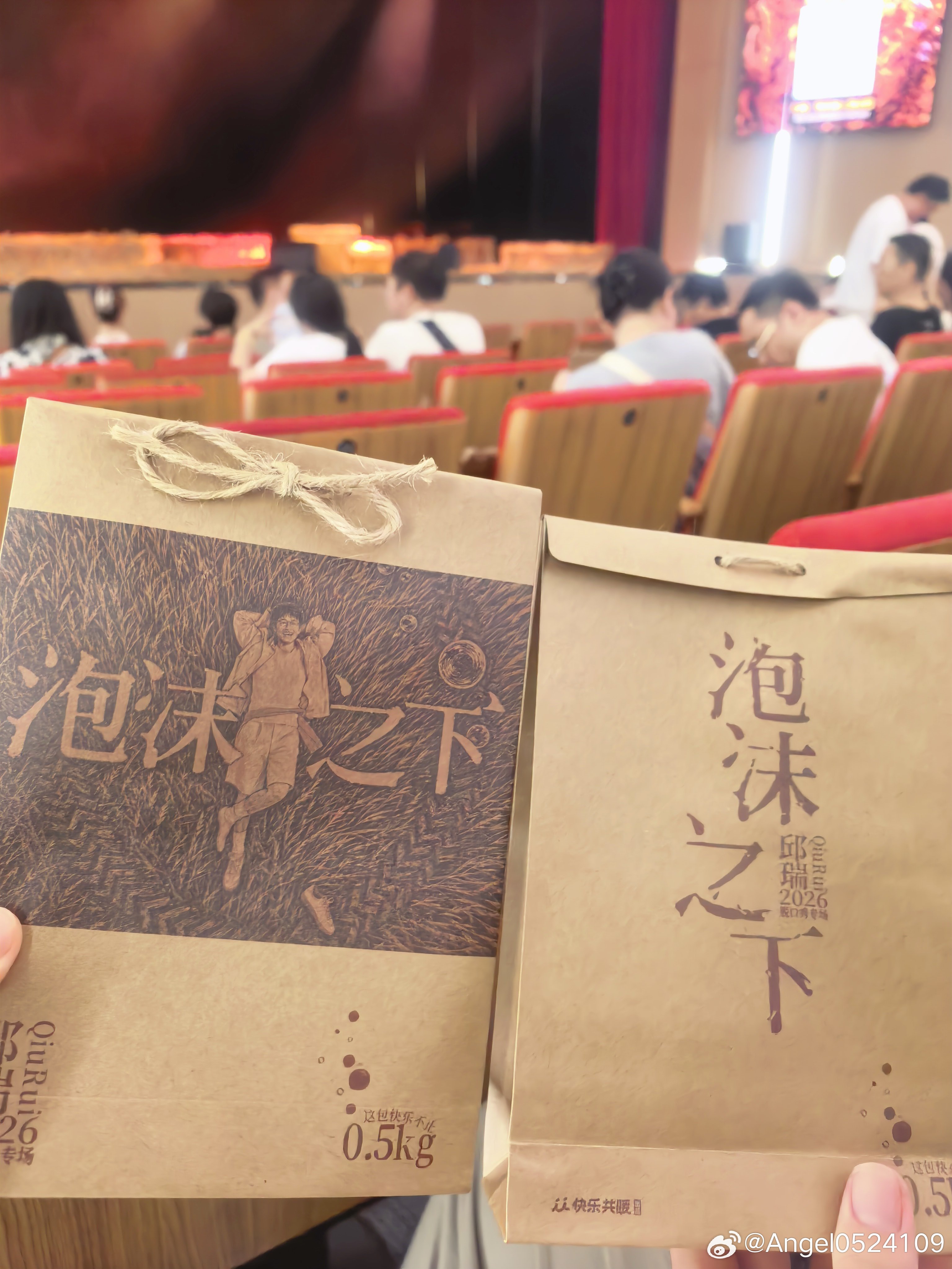 #昊宝的成长记录# 还有一周假期就结束了，也是最轻松的一周，只需要补作业[嘻嘻]昊哥在补课班结束之后开始的运动，又回到跑完必须来一碗水仙拉面🍜的舒坦日子[老师爱你]顺便记录一下第一次看线下脱口秀的昊哥，评价还挺高，我的搭子在慢慢养成中[来抱抱]没有压力的日子还是有些惬意的，昊哥抬头会看 ​