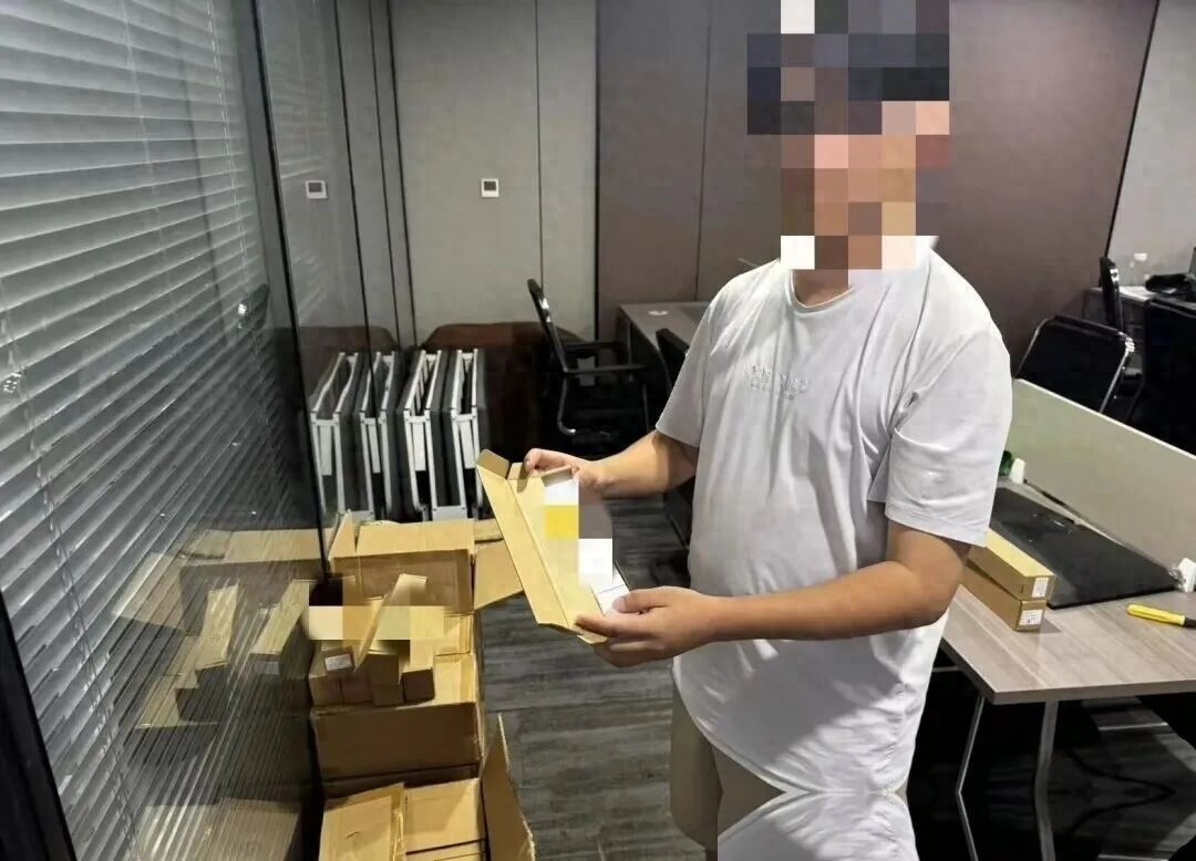 20万张手机卡专供境外电诈！终于破获特大行业内鬼涉诈黑灰产案件。

2026年8月9日，西安市公安局经开分局接到群众报警，一名市民被陌生网友诱导安装虚假理财程序，最终被骗163万余元。

这起大额诈骗警情，看似是普通的网络理财诈骗，却让警方顺着资金和号码线索，挖出了一个潜藏在正规写字楼内、依托合法企