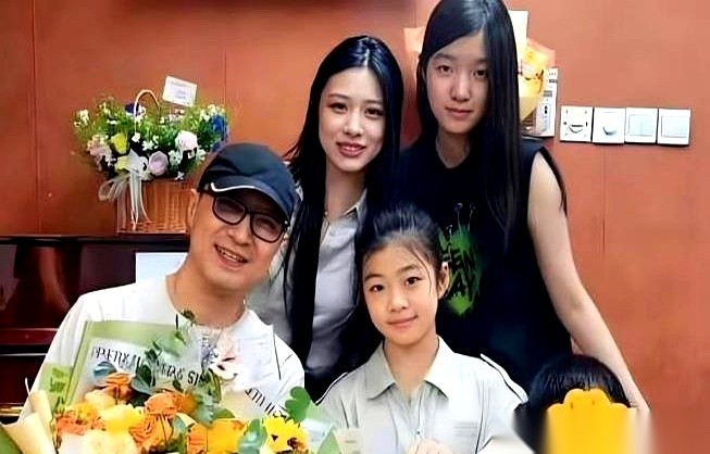 汪峰把三个妈生的四个孩子凑进了一张照片。
10岁的醒醒要在台上弹钢琴，大女儿小苹果从英国飞回来，平时几乎不露面的二女儿汪璟怡也坐到了台下。
戴着帽子坐在后排角落录像的章子怡，全程没有跟离婚三年的男方同框寒暄。
这事儿搁在普通老百姓身上，其实挺难办的。
离过婚的人心里都有数，逢年过节接个孩子，能让前任