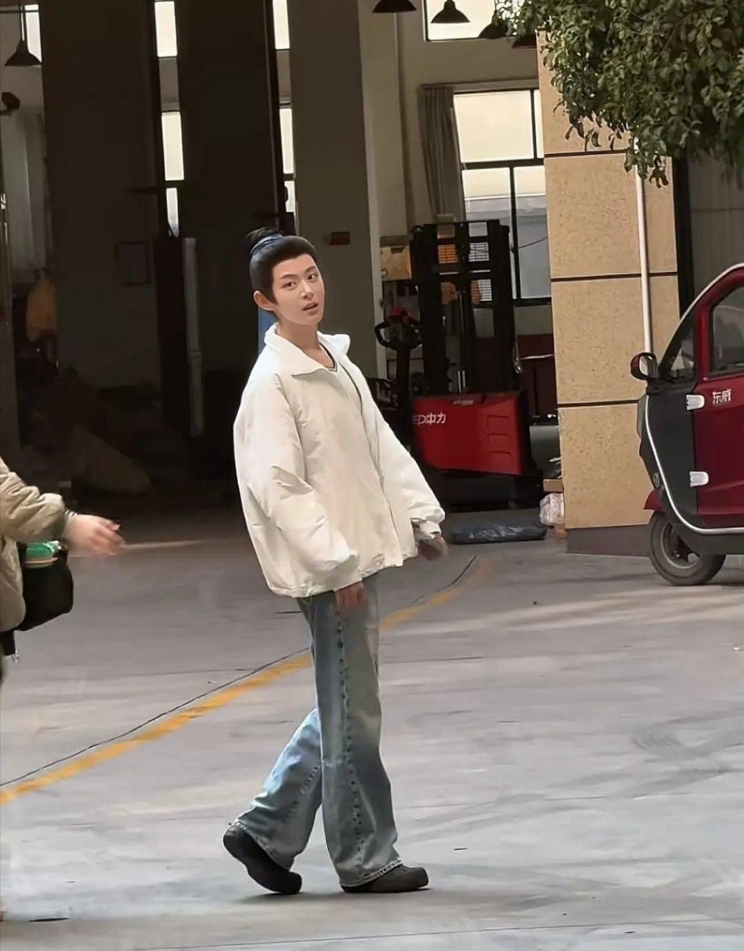 没人猜出来吗？？？这是女扮男装的赵晴！！！ ​