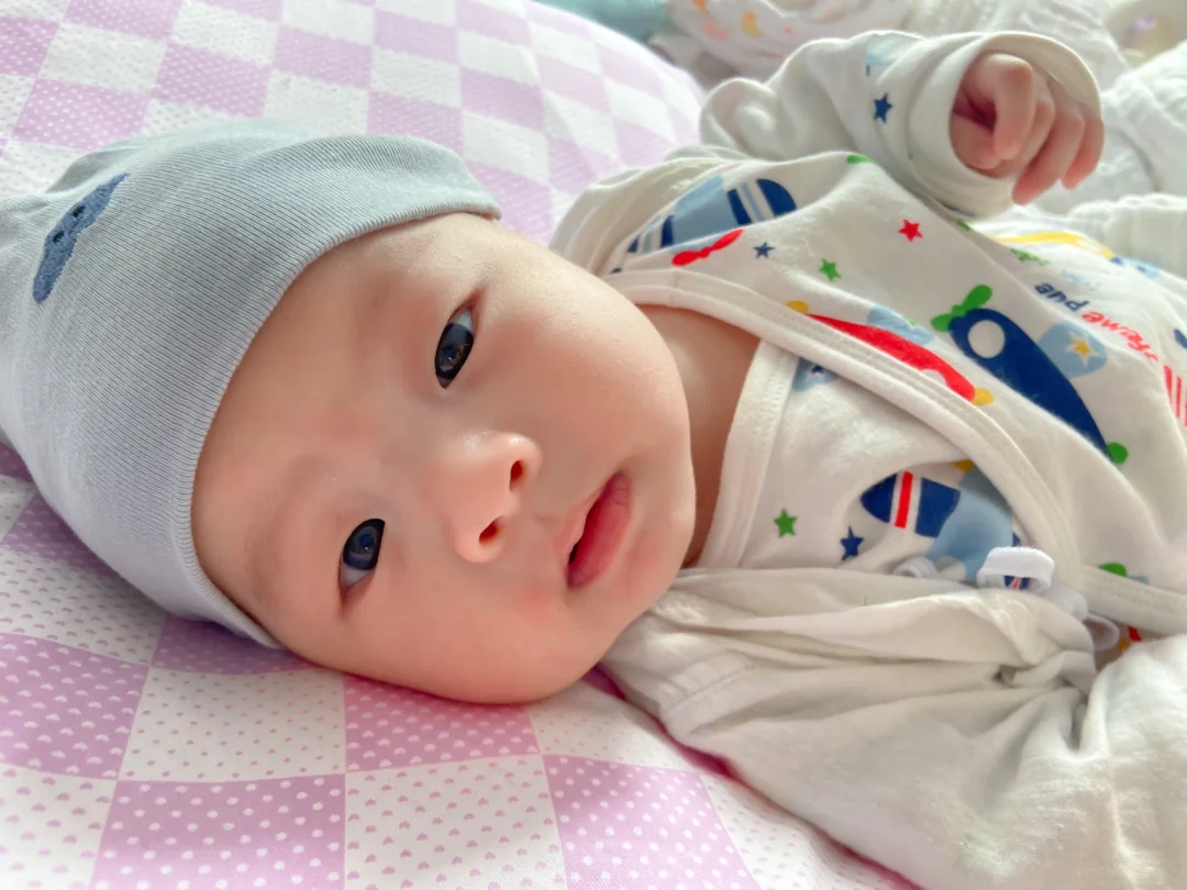 宝宝终于睡整觉了，但这真的好吗？