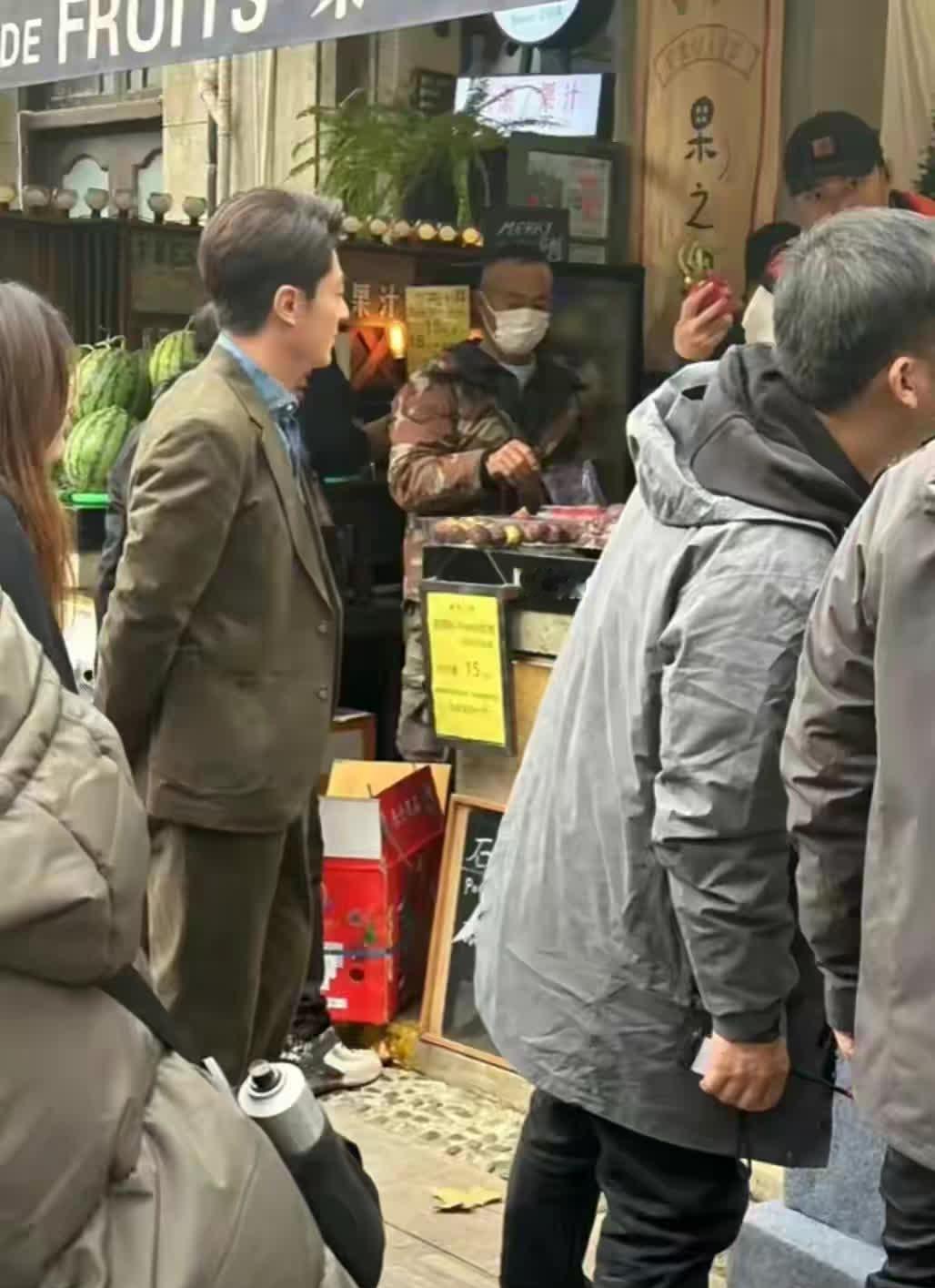 在上海偶遇霍建华，发现他本人比照片更帅。 ​