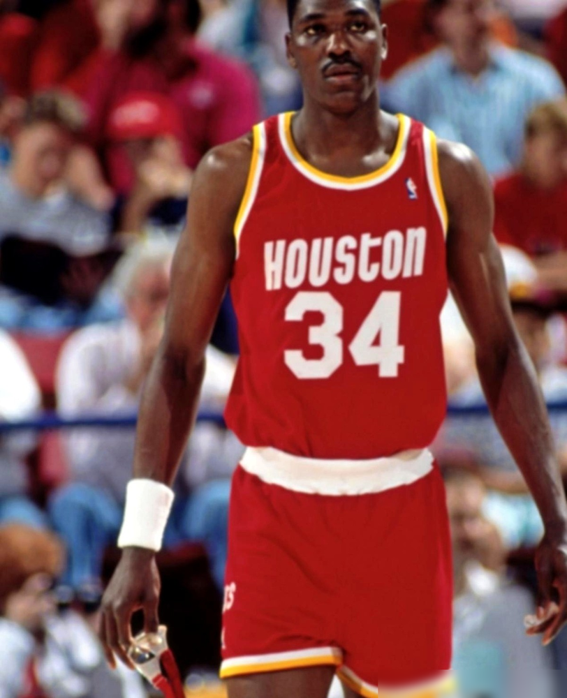 NBA被欧洲球星抢班夺权了！
2023-24赛季约基奇拿MVP，79场场均26.4分12.4篮板9助攻，投篮命中率58.3%，胜利贡献值、球员效率值全联盟第一，在场不在场净胜分差19.7分，还是联盟第一。
第三次拿MVP，全程轻描淡写，跟逛菜市场一样轻松。现在联盟顶流约基奇、字母哥、东契奇全是国