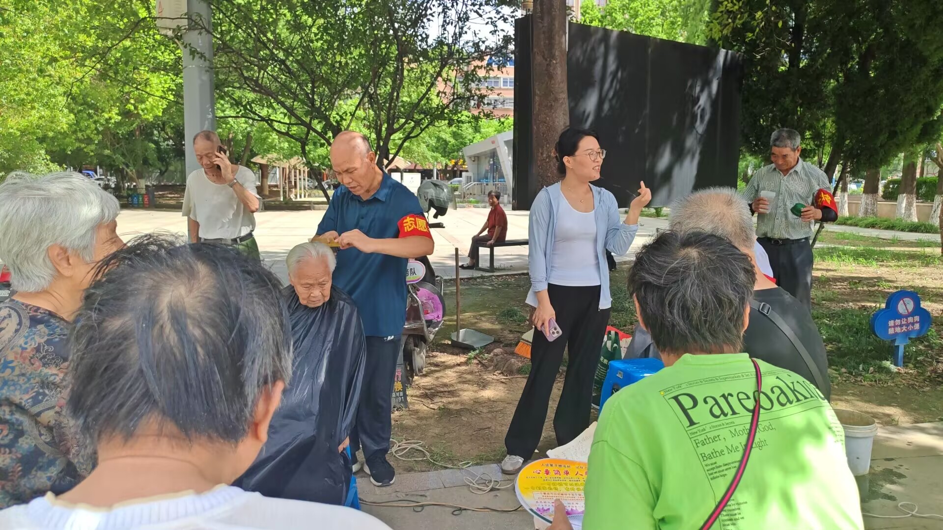 “志愿红”闪耀公园 便民服务暖人心