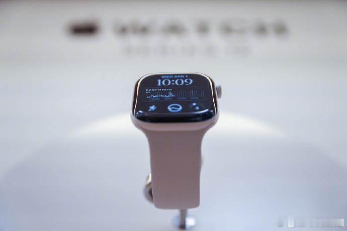 #Apple Watch新功能可识别睡眠呼吸暂停#【Apple Watch推出睡眠呼吸暂停迹象提示功能】10月14日，苹果在中国大陆推出一项Apple Watch的新功能，以帮助用户识别中度至重度睡眠呼吸暂停迹象。用户可以在iPhone和iPad上的健康app中查看每晚的呼吸紊乱数据，这些数据会被分类为“上升”或“未上升”，并可按 ​
