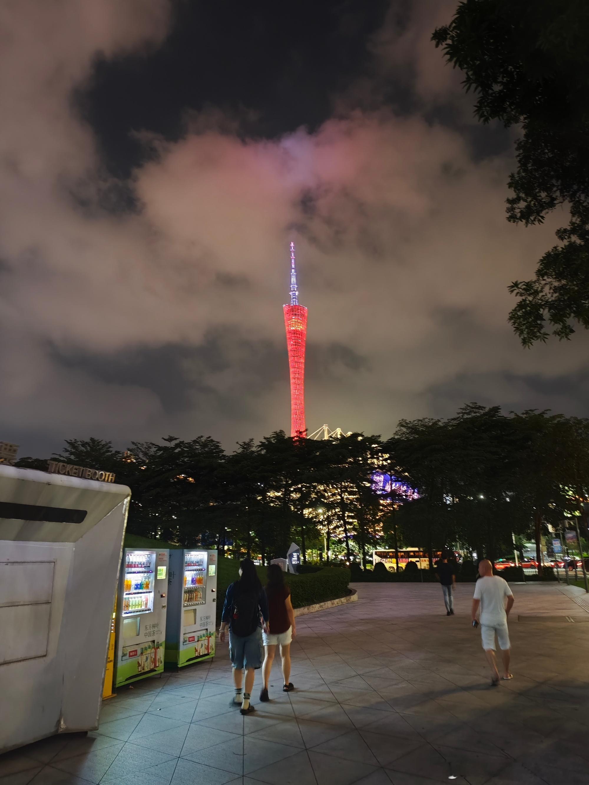 珠江夜游，清风徐来  夜幕像一块浸透了墨色的丝绒，温柔地覆盖下来，白日...