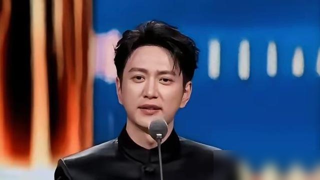 王仁君拿飞天视帝，四分钟感言全程没看一眼稿子。
这人是真有股狠劲儿。当年读着法律系，半路退学去考北影，家里没背景，兜里没资源，就硬考。考上了也不急着出头，龙套、配角、正剧，一部部熬。演教员演到第五次，才终于被看见。
颁奖礼上他说，演员是架在历史和当下之间的桥，这奖杯不是终点，是个“美丽的逗号”。