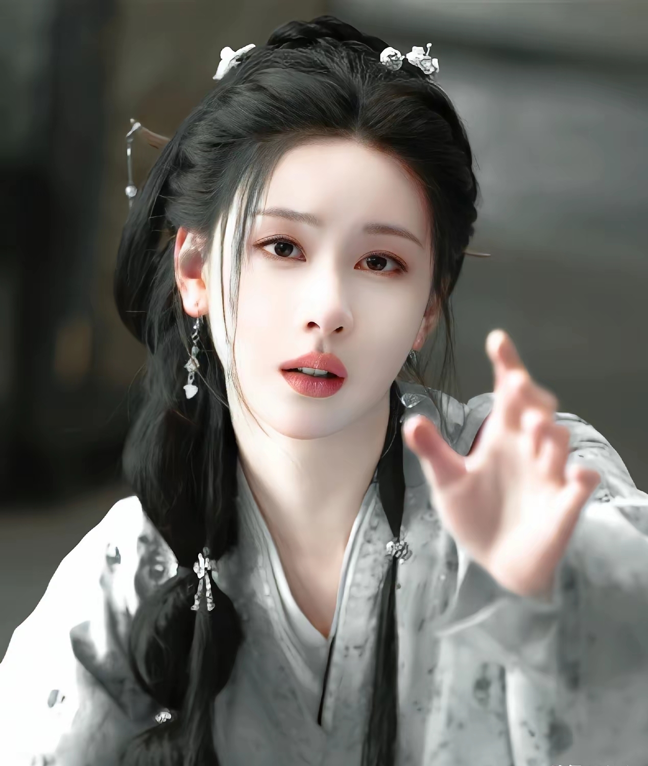 《兰香如故》意难平！原来陈都灵，才是书粉心中的天选许兰
 
追《兰香如故》越发觉得，一部古装剧能不能深入人心，演技是基础，气质契合才是灵魂。
 
谭松韵饰演的许兰香温柔细腻，满满的烟火人情味，赢得了无数观众的喜爱。但在大批原著书粉眼里，始终有一个最合适的人选意难平，那就是陈都灵。
 
很多人不懂，明