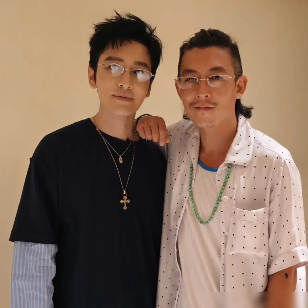 黄晓明这次去展会，纯属白捡。
他跟陈冠希同框了，两人上次公开同场还是17年前拍《神枪手》。48岁的黄晓明妆发齐全，皮肤紧得能反光，45岁的陈冠希素颜胡子花白，皱纹一条不少。网友直接吵翻：一个精致自律，一个松弛认老，谁活得更明白？
更绝的是，陈梦也来了。奥运冠军是他表妹，三人同框纯属偶遇，零成本上