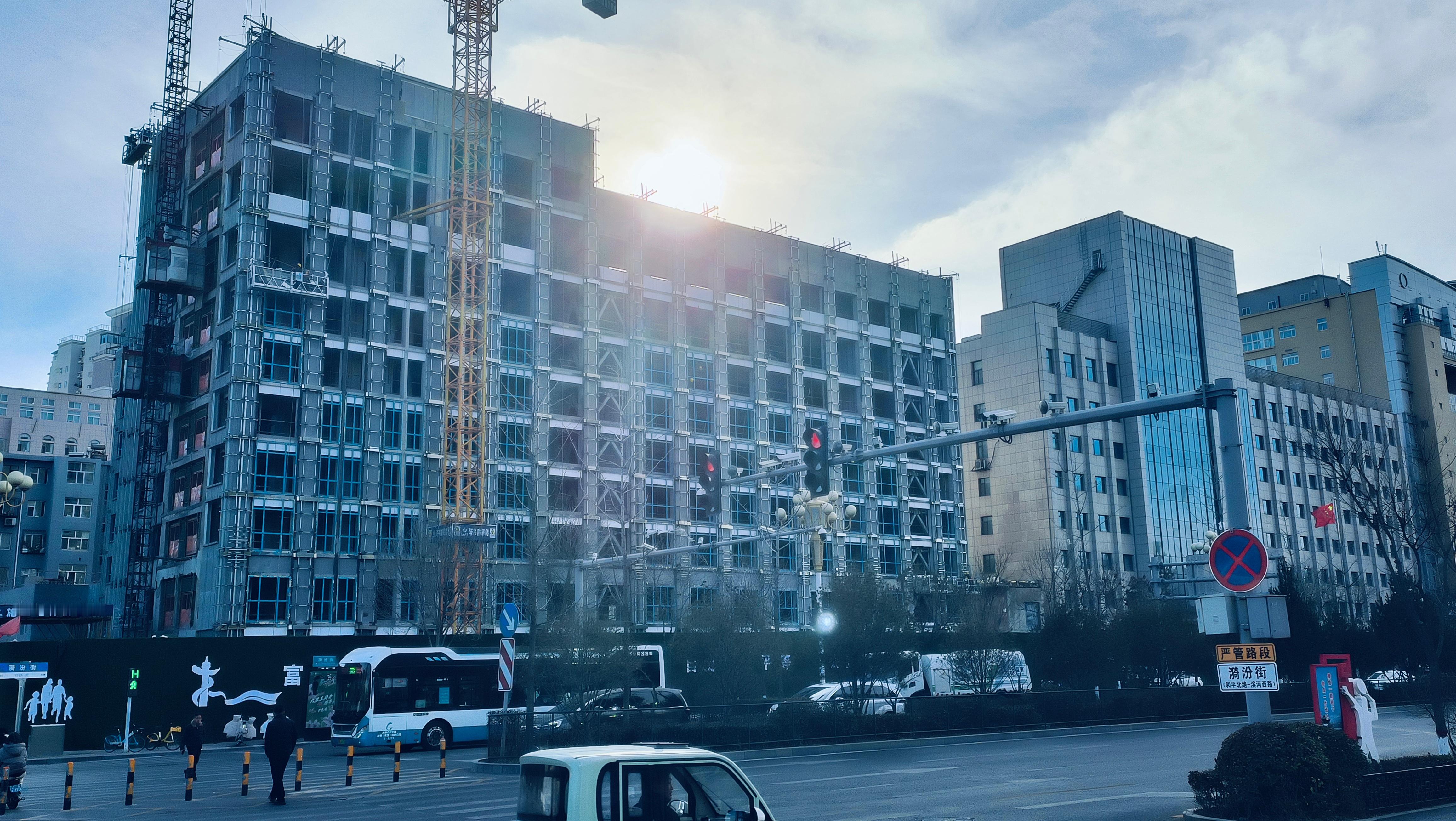 漪汾街传奇式的这大楼，周边的人多，九十年代叫福利大厦，国国的，后经营不善，亏损严重，租给个人，叫福源大酒店，经营几年后又换私人，改名普京大酒店，2000年后，国家检查国有资产，最后归回国家，放置若干年后，国家投入改造，，变成后图中的漂亮大楼，听说又要出租，旁边的剧民说，是福利院，国家 ​