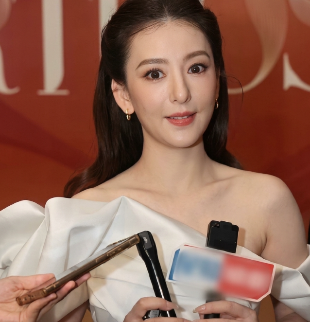 说实话，当年郭富城甩掉熊黛林娶方媛，我真的不理解。熊黛林178cm的超模身材，苏州大学的学历，要颜值有颜值，要事业有事业。跟了郭富城整整7年，换来的却是一句“鞋子不合脚”。
 
七年，两千五百多个日夜，一个人能有几个七年。2006年郭富城拍摄《风之子》MV时钦点熊黛林出演女主角，两人在镜头前深情一吻