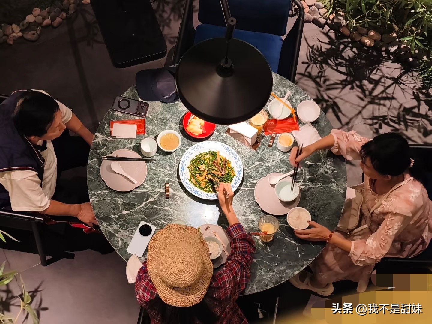 演唱会没开成的谢娜原来陪妈妈了！
还是那么不舍得花钱，三个人就吃了一个主菜，好节俭啊[抠鼻]…妈妈穿的比谢娜都年轻，两个人手牵手跟个好朋友一样，一面走还一面甩胳膊[捂脸][捂脸]。妈妈穿的粉色裙子，还梳了一个马尾辫子，而谢娜穿了个大格子红衬衫，还没妈妈时尚有时尚感！吃饭的时候两只脚还朝后面，看着人好