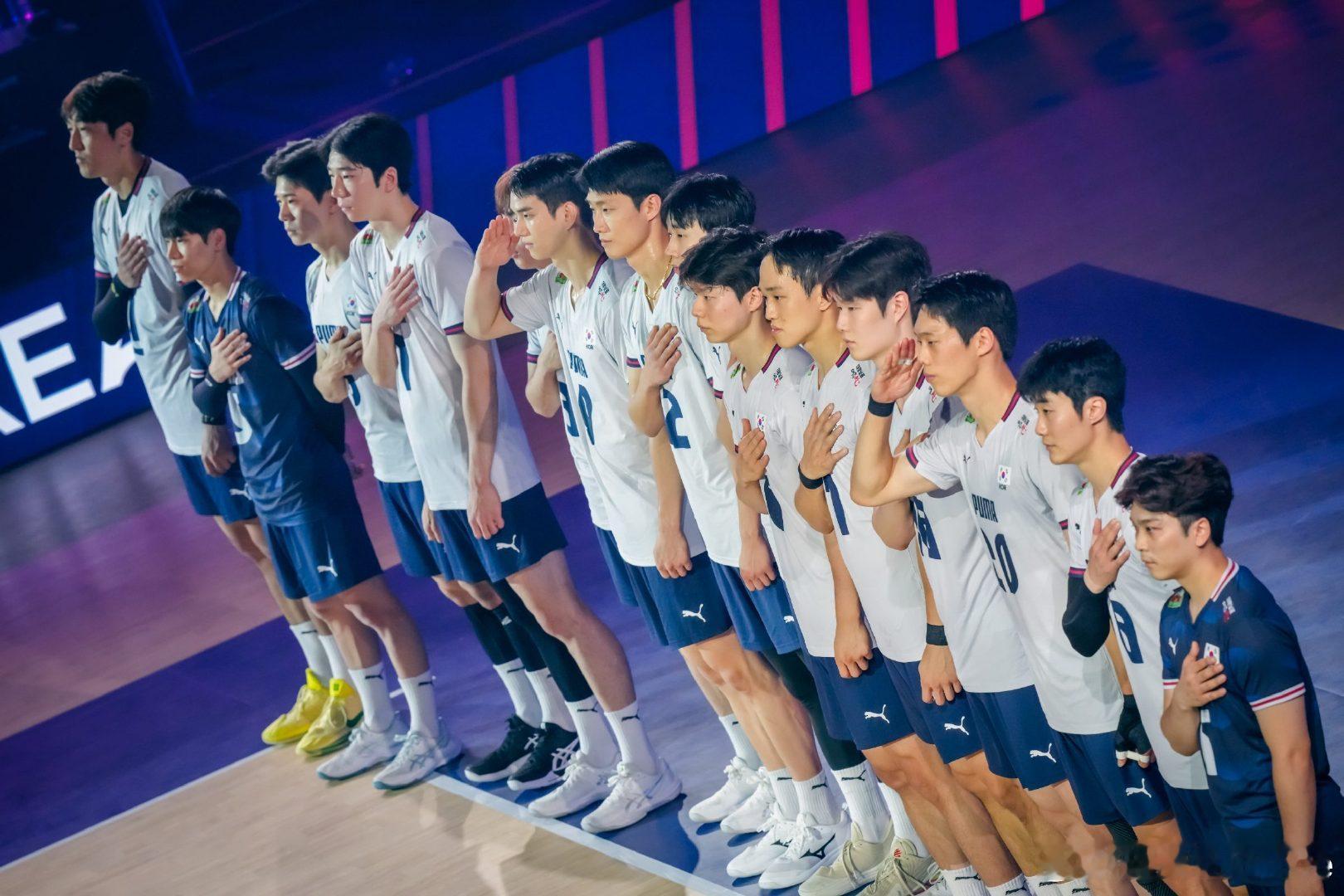 #中国男排[超话]# #2026年亚洲男排锦标赛# 
❌ 一场像大学生打国家队的半决赛，仅用时70分钟就结束了。击败中国队的韩国男排一局比一局蔫，溃不成军。说到底，还是中国男排自己不争气，进4强的机会把握不住。❌ ​​​​