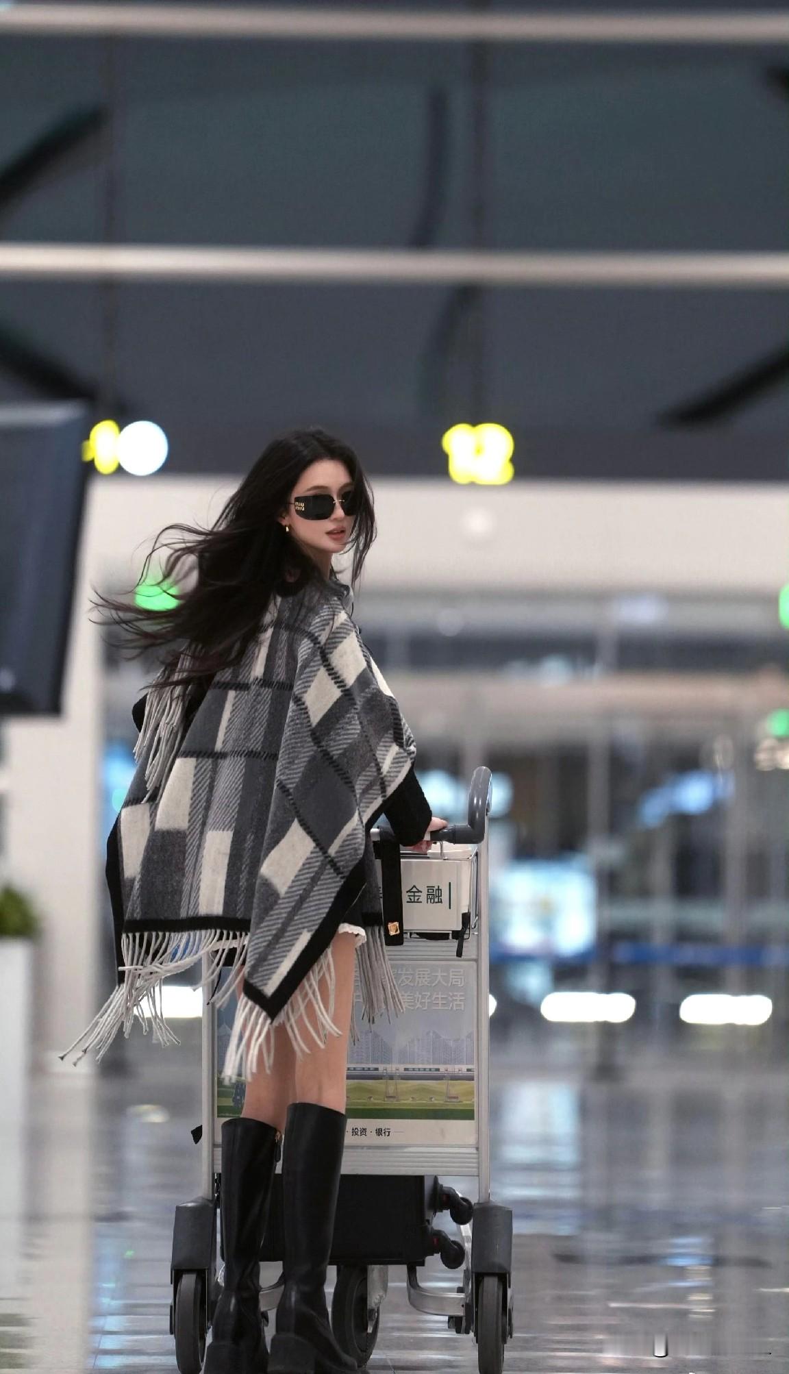 机场一位小姐姐的女人味，让人过目不忘！  微卷长波浪，黑色小香套裙，外...