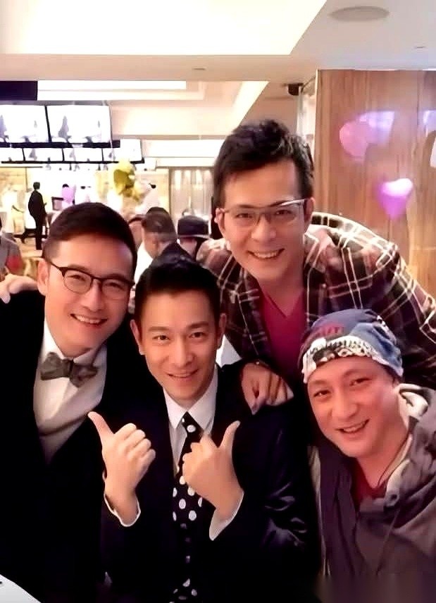 谁能想到，一个秃顶发福、演了10年死尸的跑龙套的，最后竟娶了身价百亿的澳门赌王亲孙女？
改变他命运的，仅仅是听了同学吴镇宇的忽悠，去算了一卦，改了个极其嚣张的名字——欧阳震华。
意思是：要把当时爆红的刘德华、黄日华，全给“震”下去！
这事儿听着像个段子对吧？
当年他的同班同学都是谁？梁朝伟、周星驰。
