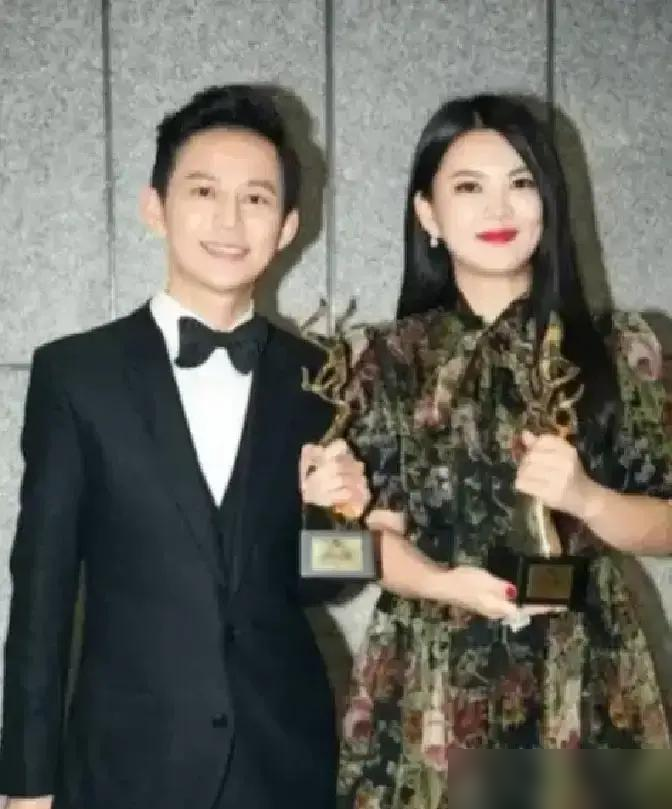 李湘退休那条微博，底下最扎眼的是何炅没评论。
但他俩的故事，比任何留言都狠。1997年，何炅刚进快本，工资还没捂热，李湘就拽着他看房。三环，首付差点，李湘说差多少我借你。何炅咬碎后槽牙凑钱上车，第二年，房改，房价直接起飞。
后来何炅亲口说，跟着湘湘投资，从没亏过。一个主持人，指着搭档改命，这事放