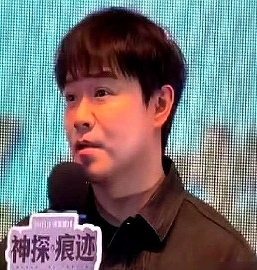 18年后百亿导演陈思诚攒局拍新片，当年最火的连长却没去。

陈思诚打电话叫回了李晨和邢佳栋。十八年过去，这群《士兵突击》的老同学，有人成了百亿导演，有人成了综艺常客和正剧脸。

唯独张国强没档期。

翻开他2026年的待播戏，《藏锋》《黑岛监狱》《小城良方》，演法官、演监狱长，全是配角。人家早说过不