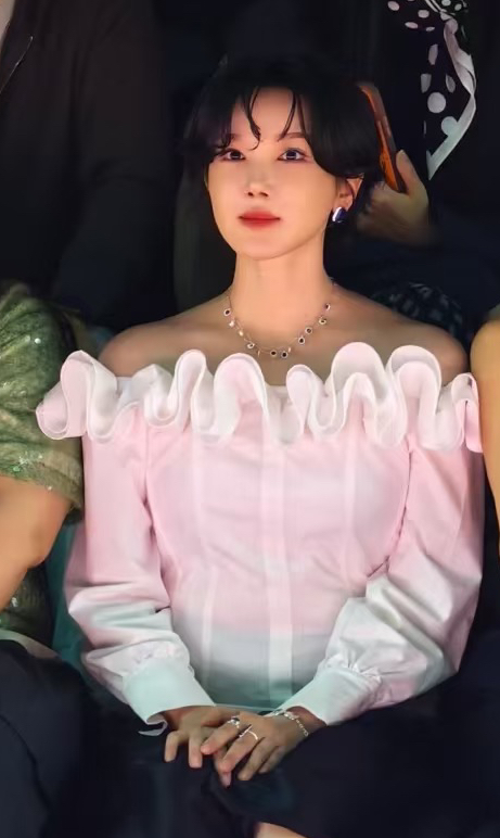 陈小纭哪里都好看
真的不要在调整了
今天一看真的和之前又不一样了

为了变美经历过近十次痛苦的整骨手术，疼得边哭边做，本来已经很有辨识度了，现在长得像姚安娜，没有自己的特点了。

面部出现僵硬浮肿与“科技感”，陈小纭现在是失去了巅峰期的灵动与亲和力，真的不要再微调了。

作为演员，保持自然的辨识度才