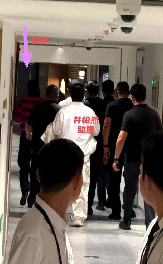 李荣浩演唱会喊话：“Luke在不在？你旁边的女士是谁？”，全场都以为要官宣了。

结果他话锋一转，对着包厢大喊：“是我老婆杨丞琳！”。

就在全场爆笑的时候，他又慢悠悠补了一句：“哦，雯雯也在。”

几句话，既帮井柏然挡了枪，又秀了恩爱，还顺带把刘雯提了一嘴，谁的面子都照顾到了。

真正的高情商，就
